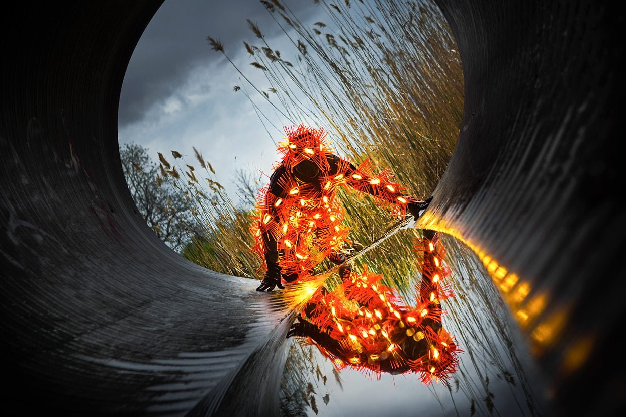 The lighting performance OUTSIDERS energy is inside